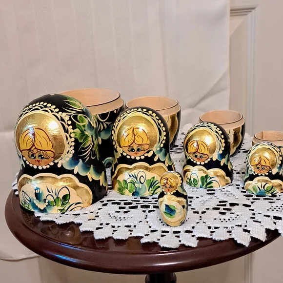 Hand-Painted Russian Nesting Doll - Blue And Red 5 Dolls In Each - Picture 1 of 6